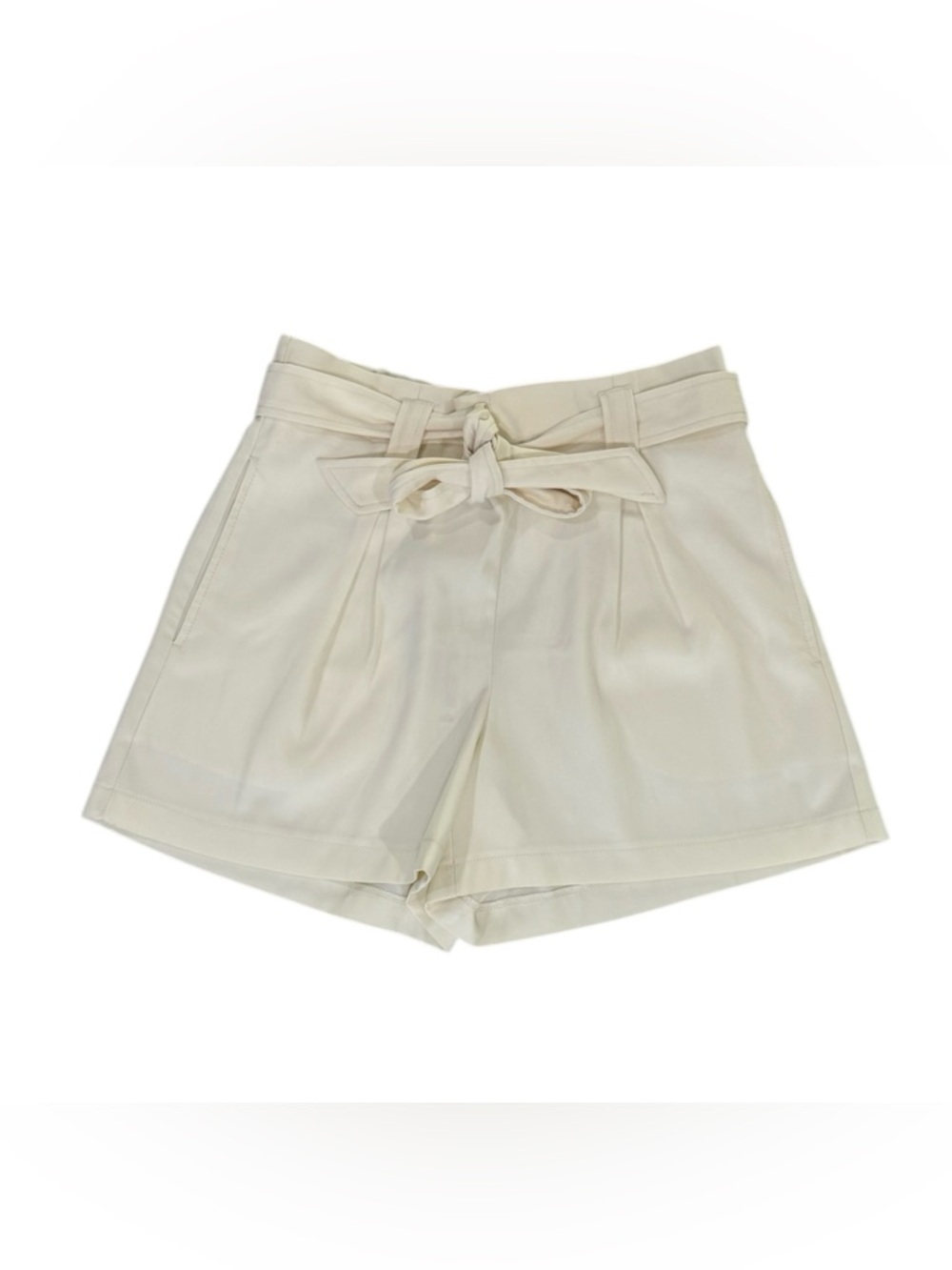 NWT. Max Studio shorts, in bone. size medium.